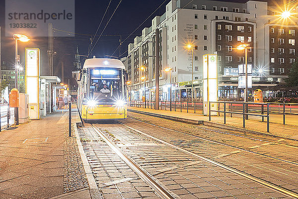 Eine Straßenbahnhaltestelle am Alexanderplatz in Berlin Mitte bei Nacht  Berlin  Deutschland