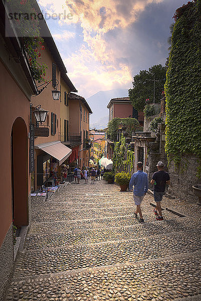 Touristen gehen Treppen in Bellagio  Provinz Como  Comer See  Italienische Seen  Lombardei  Italien