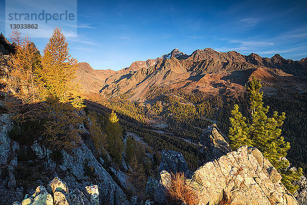 Monte Disgrazia Corni Bruciati und Valle Airale vom Sasso Bianco im Herbst gesehen  Valmalenco  Valtellina  Lombardei  Italien
