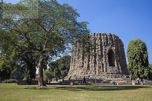 Qutub Minar  Atai Minor  ein unvollständiger Turm  der ursprünglich doppelt so hoch wie der Qutub Minar sein sollte  UNESCO-Weltkulturerbe  Delhi  Indien