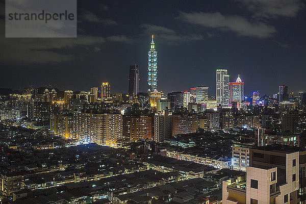 Skyline der Stadt und Gebäude Taipei 101  Taipeh  Taiwan