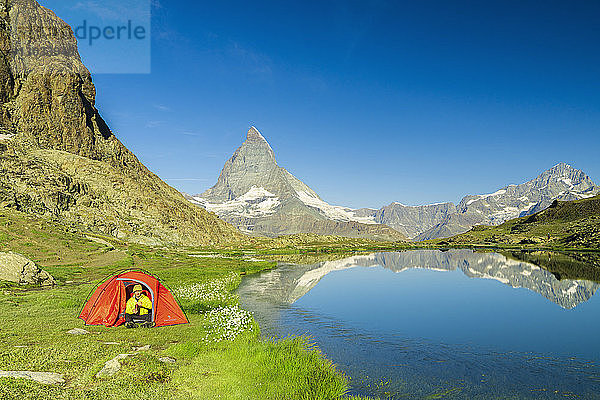 Zelt am Ufer des Riffelsees mit Blick auf das Matterhorn  Zermatt  Kanton Wallis  Schweizer Alpen  Schweiz