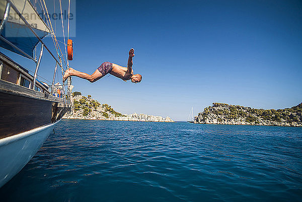Tauchen von einem Gulet-Segelboot aus in der Bucht von Gökkaya  Provinz Antalya  Lykien  Anatolien  Mittelmeer  Türkei Minor