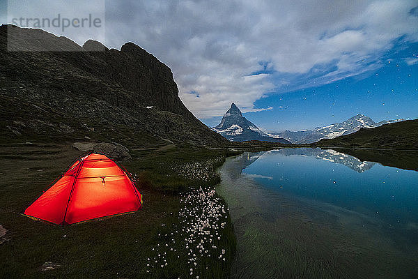 Zelt am Ufer des Riffelsees mit Blick auf das Matterhorn  Zermatt  Kanton Wallis  Schweizer Alpen  Schweiz