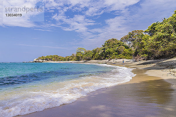 Ein Blick auf einen Strand und das karibische Meer im Tayrona-Nationalpark in Kolumbien