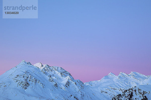 Sonnenaufgang auf dem verschneiten Piz Duan und Val Maroz  Bergell  Engadin  Kanton Graubünden  Schweiz