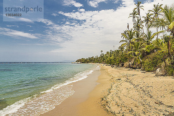 Blick auf einen Strand  den Dschungel und das karibische Meer im Tayrona-Nationalpark in Kolumbien