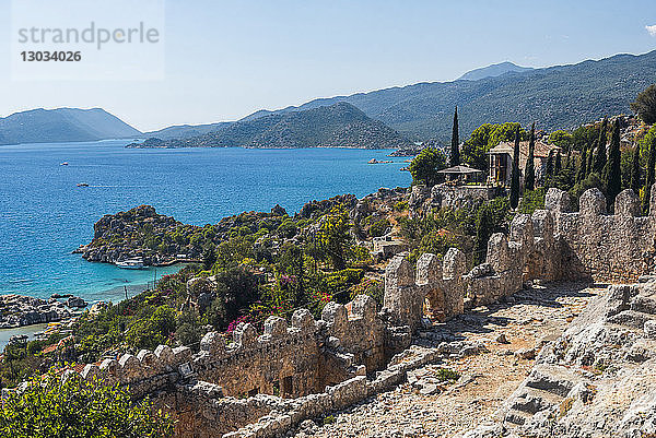 Blick von der Burg Simena über die Bucht und Insel Kekova  Provinz Antalya  Lykien  Anatolien  Mittelmeer  Türkei Minor