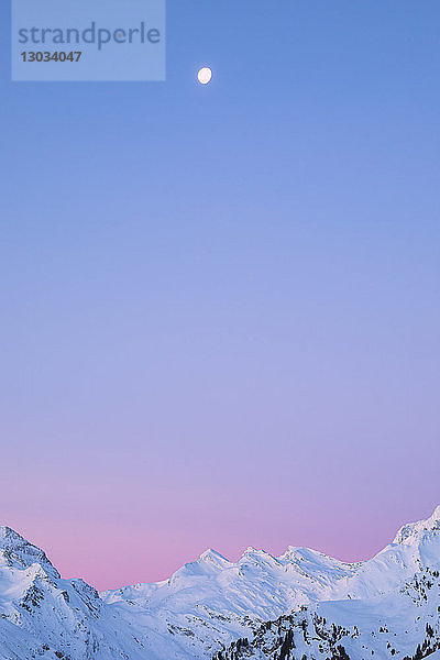 Sonnenaufgang auf den schneebedeckten Gipfeln des Val Maroz  Bergell  Engadin  Kanton Graubünden  Schweiz