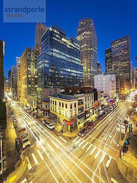 Belebte Pine und Kearny Street bei Nacht  San Francisco Financial District  Kalifornien  Vereinigte Staaten von Amerika  Nordamerika