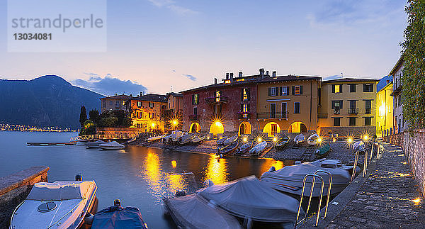 Fischerhäuser in der Abenddämmerung  Mandello del Lario  Provinz Lecco  Comer See  Italienische Seen  Lombardei  Italien