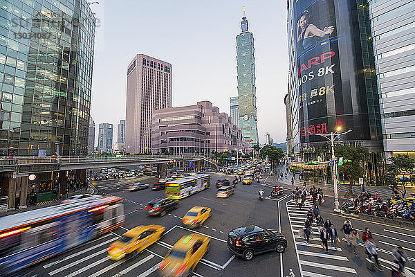 Verkehr vor dem Taipei 101 an einer belebten Kreuzung in der Innenstadt im Bezirk Xinyi  Taipei  Taiwan