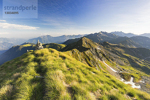 Gras auf dem steilen Grat beim Aufstieg zum Monte Azzarini  San Marco Pass  Albaredo Tal  Orobie Alpen  Lombardei  Italien