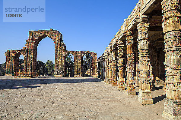 Säulengang  Quqqat-UL-islam-Moschee  Qutub Minar  UNESCO-Weltkulturerbe  Delhi  Indien