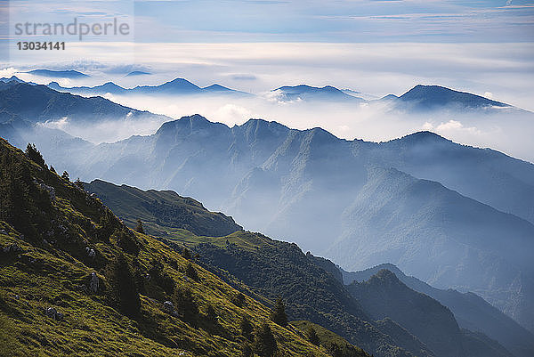 Brescia prealpi am Herbstmorgen  Provinz Brescia  Region Lombardei  Italien