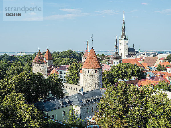 Blick auf die Altstadt  UNESCO-Weltkulturerbe  von der Toompea (Oberstadt)-Mauer  Tallinn  Estland  Baltikum
