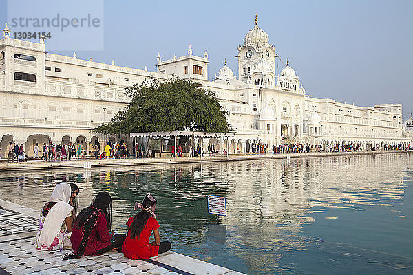 Sikhs im Harmandir Sahib (dem Goldenen Tempel)  Amritsar  Punjab  Indien
