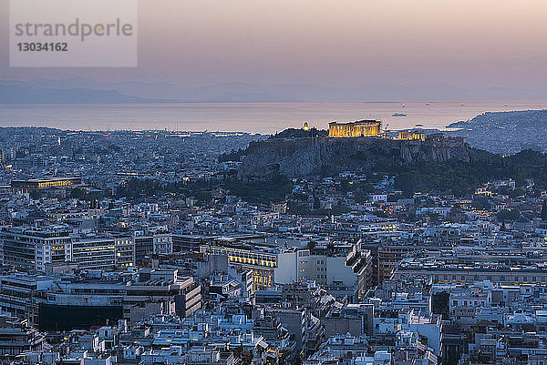 Blick über Athen und die Akropolis bei Sonnenuntergang vom Likavitos-Hügel  Athen  Region Attika  Griechenland