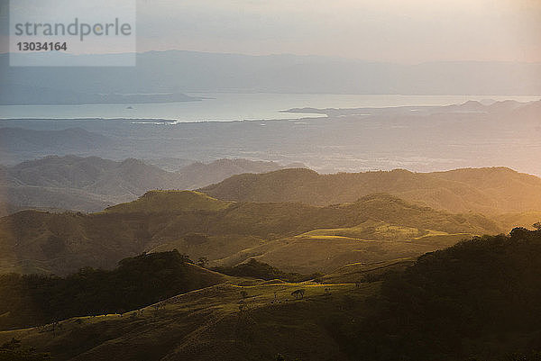 Nebelwaldreservat Monteverde bei Sonnenuntergang  Puntarenas  Costa Rica