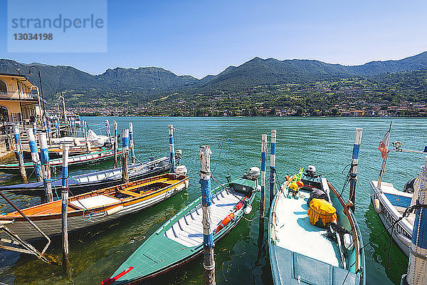 Boote vor Anker auf Monte Isola  der größten Seeinsel Europas  Provinz Brescia  Lombardei  Italien