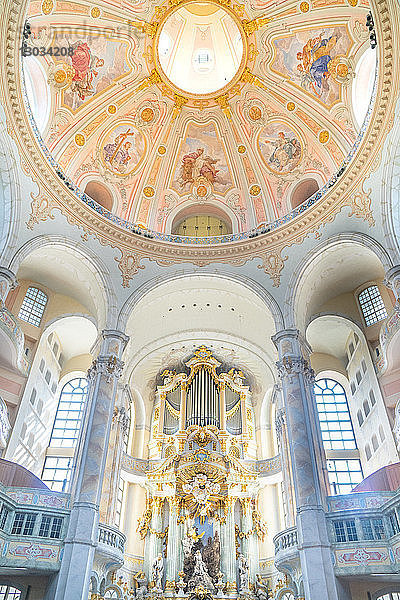 Innenraum der evangelischen Frauenkirche aus dem Jahr 1734  die nach den Bombenangriffen im Zweiten Weltkrieg vollständig zerstört und wieder aufgebaut wurde  Dresden  Sachsen  Deutschland