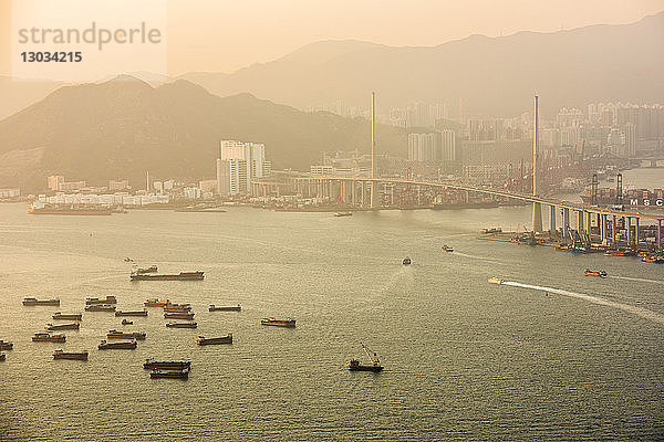 Boote im Victoria Harbour bei Sonnenuntergang  gesehen vom Victoria Peak  Hongkong Island  Hongkong  China