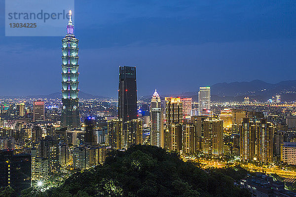 Skyline der Stadt und das Gebäude Taipei 101 im Stadtteil Xinyi  Taipeh  Taiwan