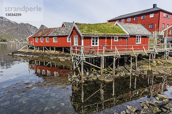 Häuser mit Ziegeldächern in der Stadt Reine auf den Lofoten  Arktis  Norwegen  Skandinavien