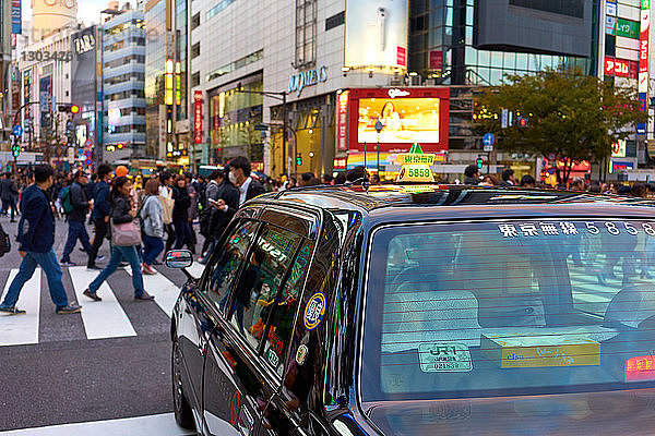 Japanisches Taxi wartet an der Shibuya-Kreuzung  Tokio  Japan