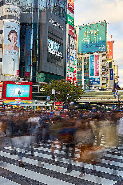 Mit unscharfer Bewegung eingefangene Menschenmenge  die über die Shibuya-Kreuzung läuft  Tokio  Japan