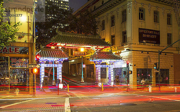 Drachentor und Lichter der Autostraße bei Nacht  Chinatown  San Francisco  Kalifornien  Vereinigte Staaten von Amerika  Nordamerika