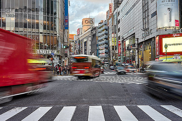 Verkehr auf der Shibuya-Kreuzung  Tokio  Japan  mit unscharfer Bewegung aufgenommen