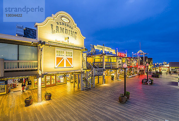 Blick auf den Redondo-Pier in der Abenddämmerung  Los Angeles  Kalifornien  Vereinigte Staaten von Amerika