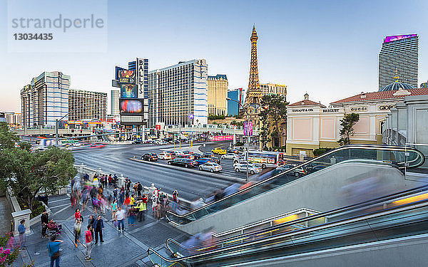 Blick auf den Pariser Eiffelturm und das Ballys Hotel und Casino  The Strip Las Vegas Boulevard  Las Vegas  Nevada  Vereinigte Staaten von Amerika  Nordamerika