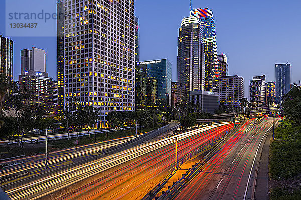 Blick auf die Skyline von Downtown und den Harbour Freeway in der Abenddämmerung  Los Angeles  Kalifornien  Vereinigte Staaten von Amerika