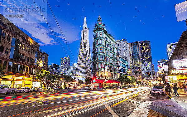 Blick auf die Transamerica Pyramid an der Columbus Avenue und die Lichter der Autospur  San Francisco  Kalifornien  Vereinigte Staaten von Amerika  Nordamerika