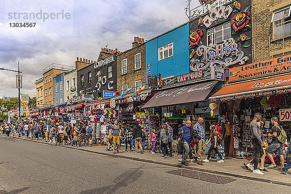Einige der typisch bunten Geschäfte in der Camden High Street in Camden  London  England  Vereinigtes Königreich