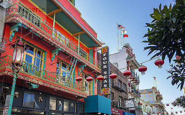 Blick auf farbenfrohe Architektur in Chinatown  San Francisco  Kalifornien  Vereinigte Staaten von Amerika  Nordamerika