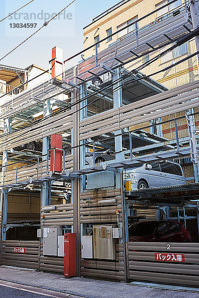 Parkhaus mit Aufzug für Autos  Tokio  Japan
