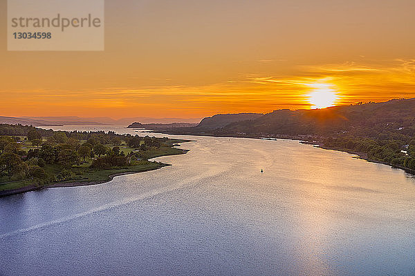 Sonnenuntergang über dem Fluss Clyde von der Erskine-Brücke aus gesehen  Erskine  Schottland  Vereinigtes Königreich