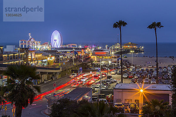 Blick auf den Santa Monica Pier in der Abenddämmerung  Santa Monica  Los Angeles  Kalifornien  Vereinigte Staaten von Amerika