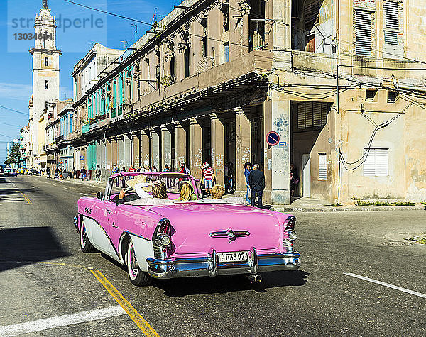 Ein amerikanischer Oldtimer in einer typischen Straße in Havanna  Kuba  Westindien  Karibik  Mittelamerika