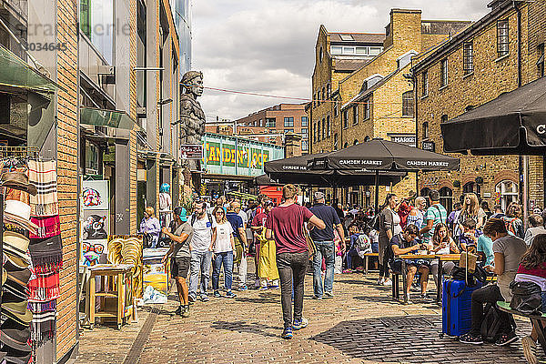 Ein Blick auf den Camden Market und die Camden Lock-Brücke in Camden  London  England  Vereinigtes Königreich