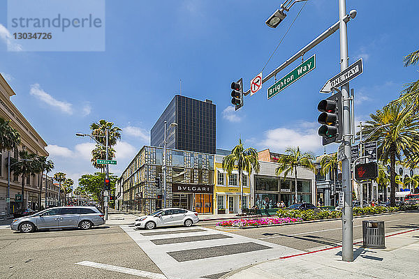 Blick auf die Geschäfte am Rodeo Drive  Beverly Hills  Los Angeles  Kalifornien  Vereinigte Staaten von Amerika