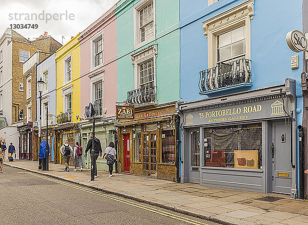 Bunte Geschäfte in der Portobello Road in Notting Hill  London  England  Vereinigtes Königreich