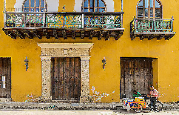 Eine bunte Straßenszene in der Altstadt von Cartagena de Indias  Kolumbien