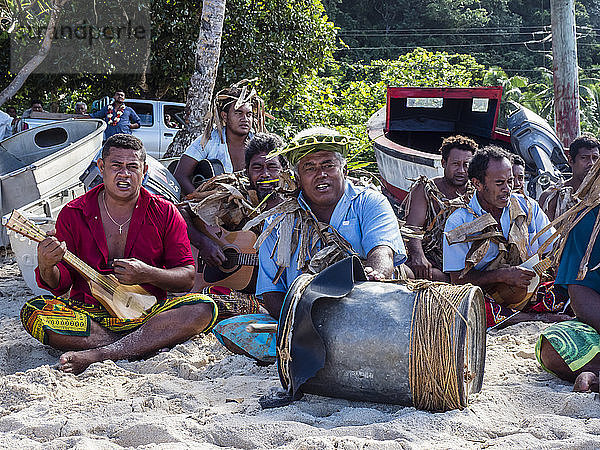 Einheimische Musiker begrüßen Besucher am Strand von Vele  Futuna-Insel  französisches Territorium Wallis und Futuna-Inseln  Südpazifische Inseln