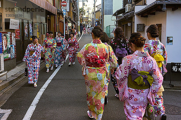 Gruppen von japanischen Frauen in Kimonos in Kyoto  Japan