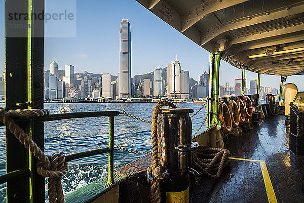 Star Ferry bei Sonnenaufgang mit Hongkong Island im Hintergrund  Hongkong  China