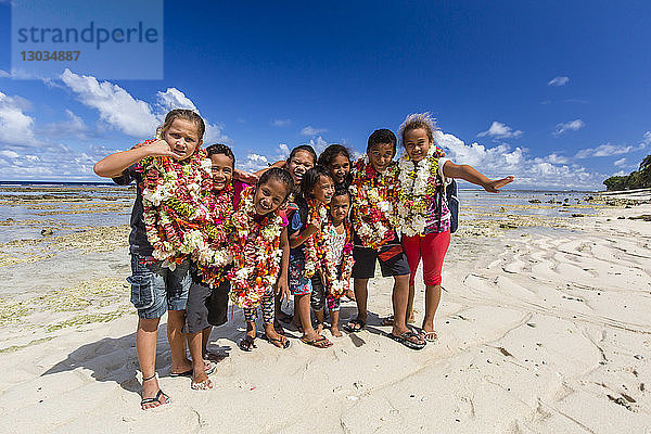 Einheimische Kinder begrüßen Besucher am Strand von Vele  Futuna-Insel  französisches Territorium Wallis und Futuna-Inseln  Inseln im Südpazifik